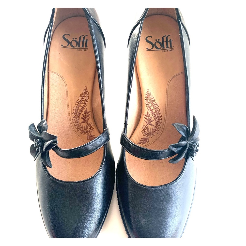 Sofft Leather Black Heels w/ Flower Sz 8